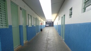 Un largo pasillo con puertas a ambos lados que conduce a habitaciones individuales.