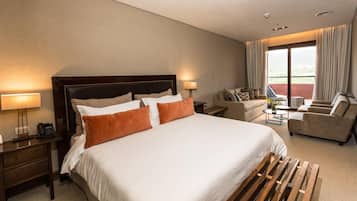 Suite junior | Minibar, caja de seguridad en la habitación y cortinas blackout