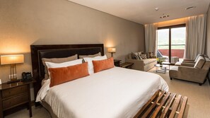 Suite – junior | Minibar, safe på rommet, blendingsgardiner og lydisolert