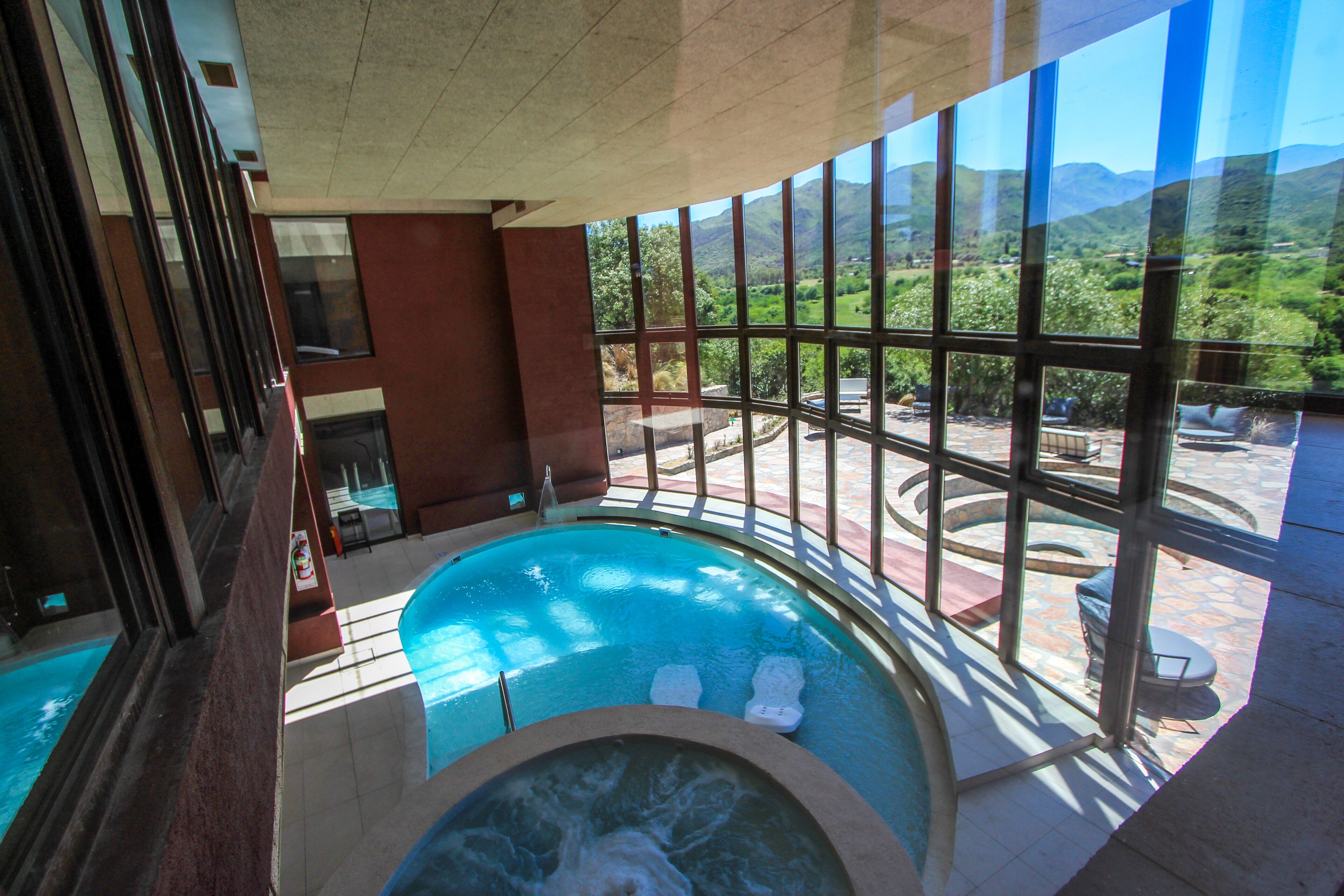 สระว่ายน้ำในร่ม, สระว่ายน้ำกลางแจ้งเปิดตามฤดูกาล