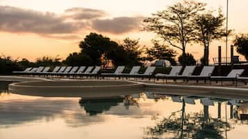 Una piscina techada, una piscina al aire libre de temporada