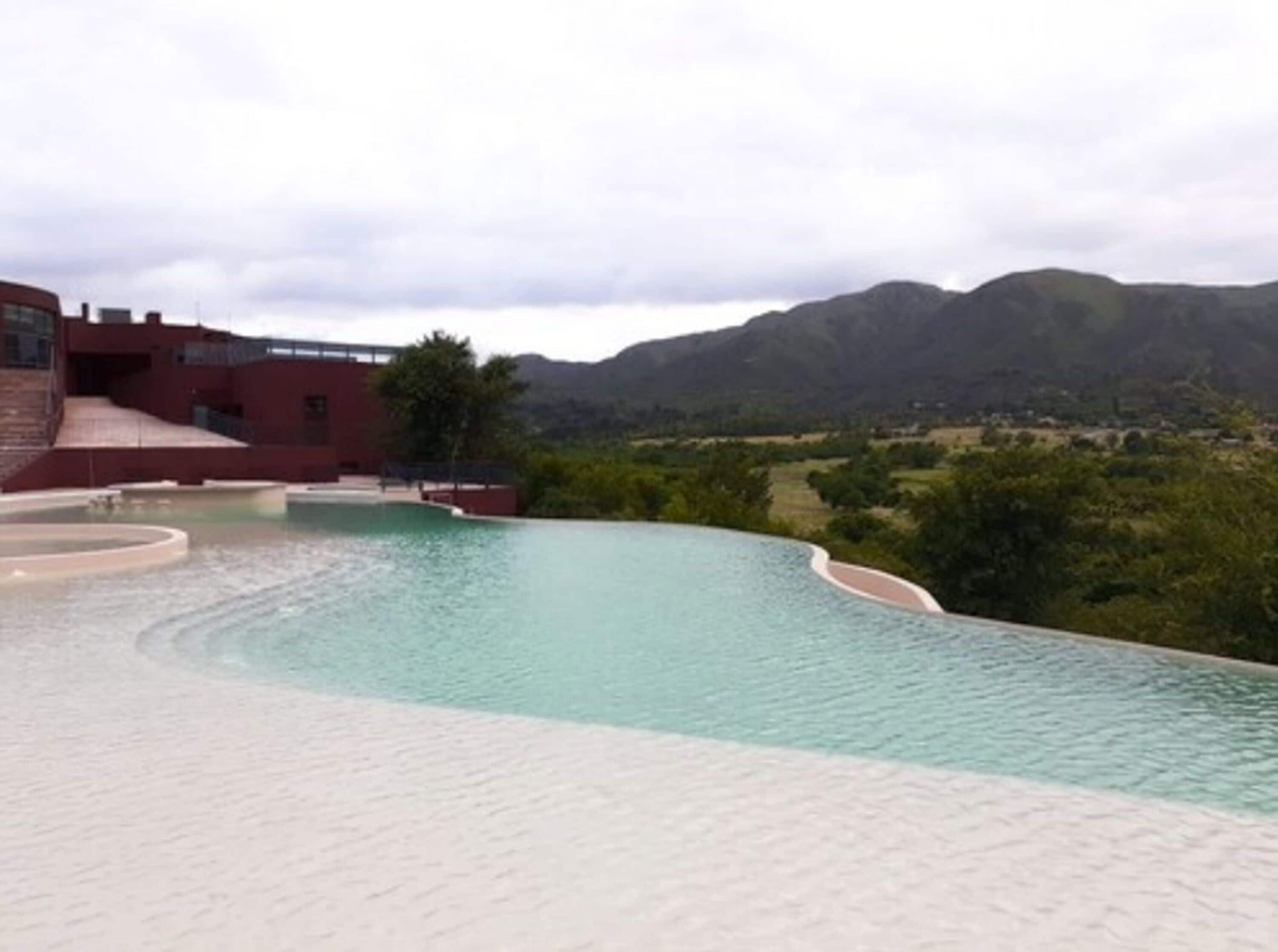 Una piscina techada, una piscina al aire libre de temporada