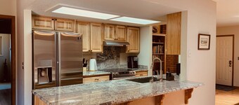 Cozy retreat close to trails, downtown & NAU - Pet Friendly - Sleeps 9 