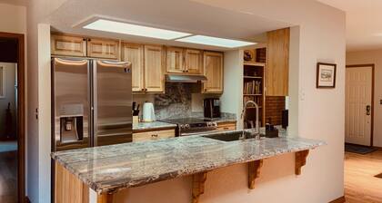 Cozy retreat close to trails, downtown & NAU - Pet Friendly - Sleeps 9