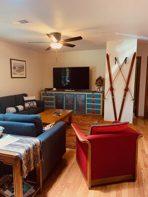 スマートテレビ、暖炉、書庫