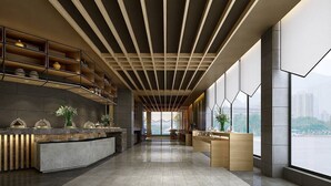 Un intérieur moderne avec un comptoir d’accueil central, des étagères en bois et de grandes fenêtres donnant sur la ville.