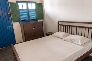 Habitación doble | Tabla de planchar con plancha, wifi gratis y ropa de cama