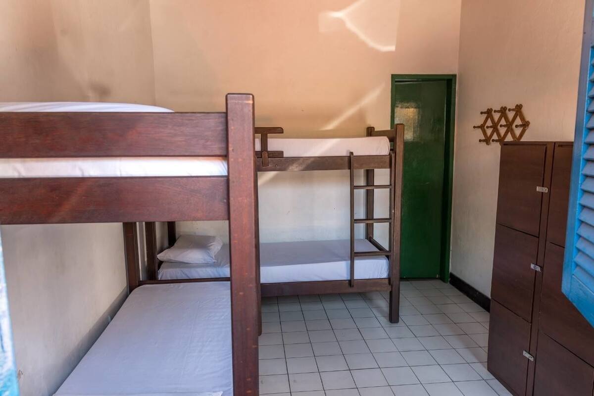 Dormitorio compartido, baño compartido | Tabla de planchar con plancha, wifi gratis y ropa de cama
