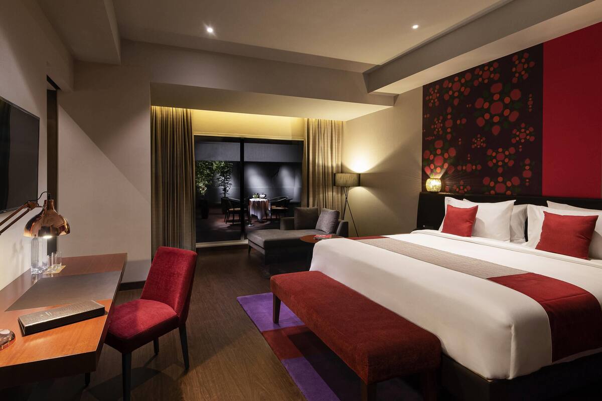 Seprai premium, bantalan ekstra lembut, minibar, dan brankas
