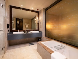 Ropa de cama de alta calidad, colchones con pillow-top y minibar