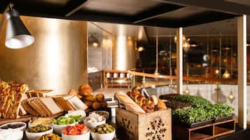 Desayuno completo diario (INR 800 por persona)
