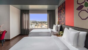 Executive Club Twin Room Non Smoking | Club Lounge Access | Sengetøy av topp kvalitet, senger med overmadrass og minibar