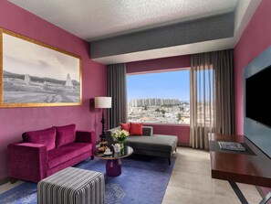 Deluxe Suite - 2 Bedroom - Kitchenette - Large Living area