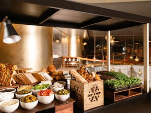 Daily full breakfast for a fee - Grand Mercure Bengaluru at Gopalan Mall- An Accor Hotels Brand (Bengaluru)