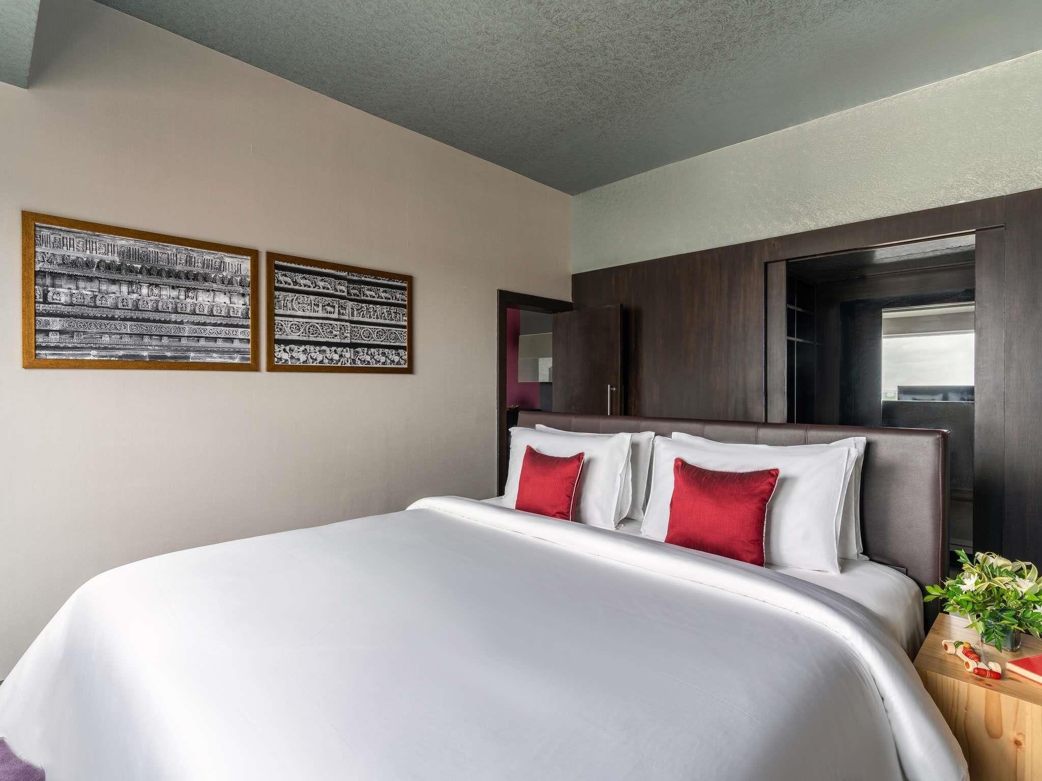 Deluxe Suite - 2 Bedroom - Kitchenette - Large Living area | Premium bedding, pillow-top beds, minibar, in-room safe