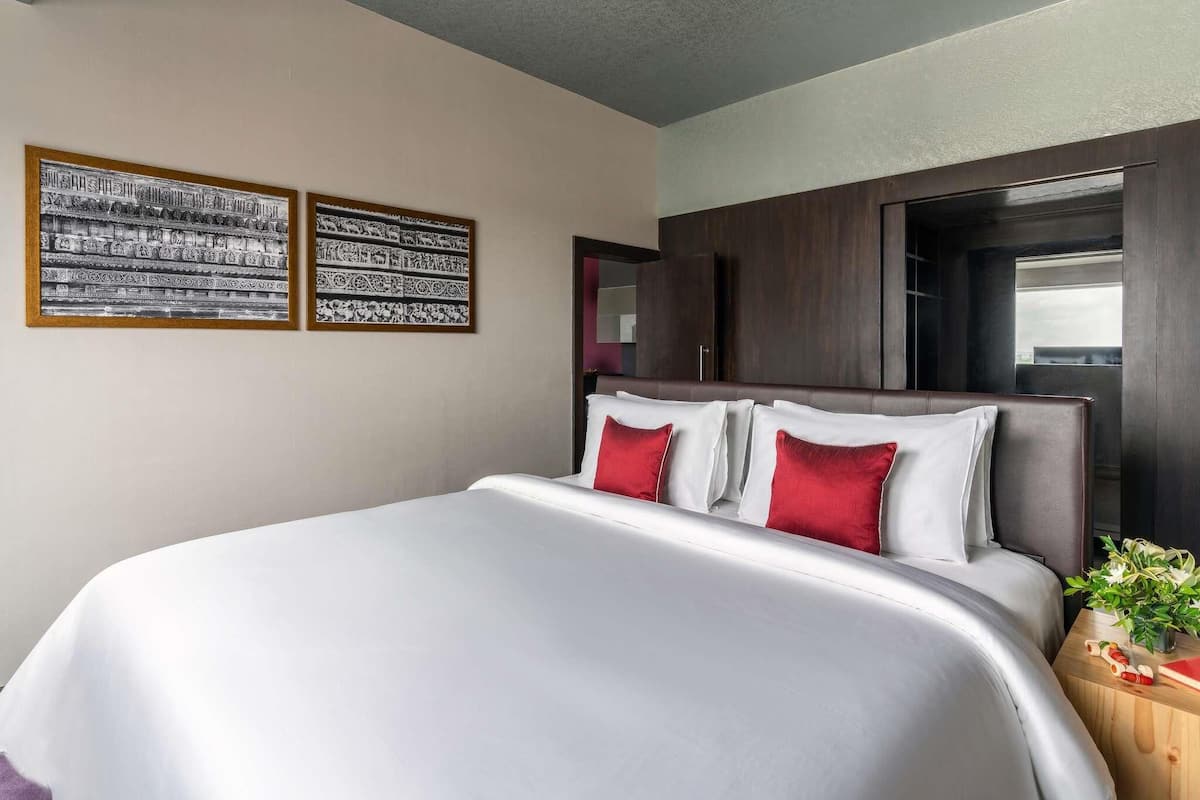Deluxe Suite - 2 Bedroom - Kitchenette - Large Living area | Literie de qualité, lit avec matelas à plateau-coussin, minibar