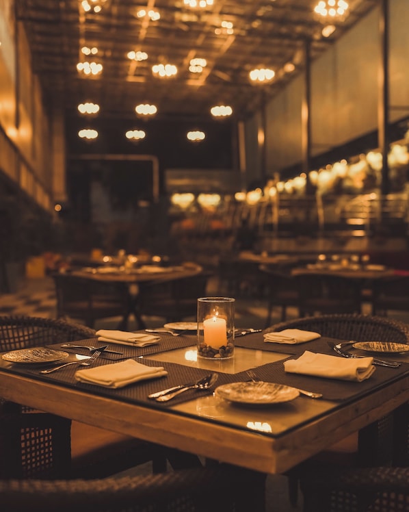 Breakfast, lunch, dinner served; local and international cuisine