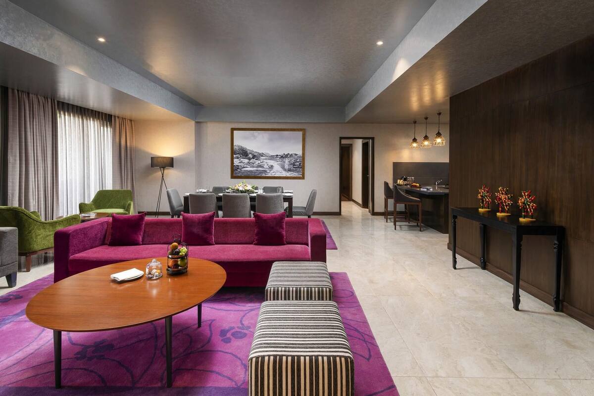 Suite presidencial, varias camas | Ropa de cama de alta calidad, colchones con acolchado adicional, minibar