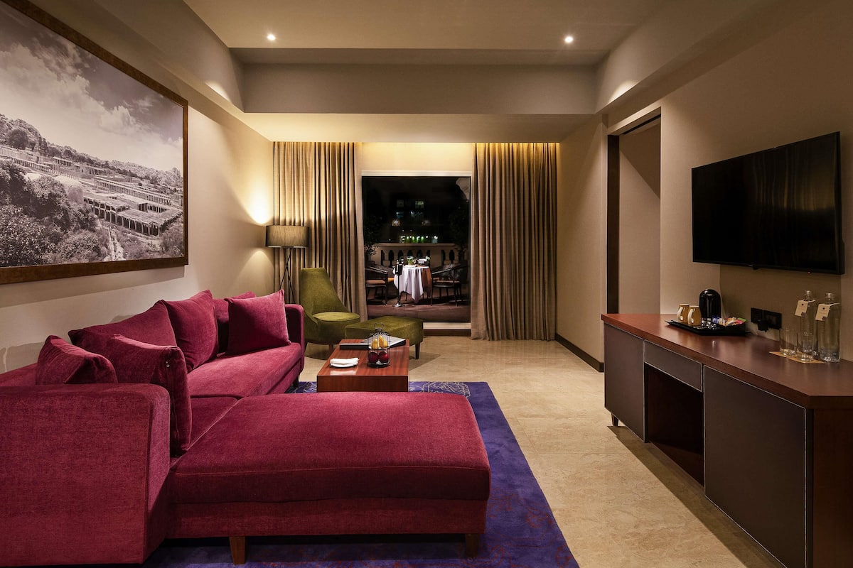 Executive Suite - 1 king Bedroom - Kitchenette - Private Terrace (300 Sqft) | 1 bedroom, premium bedding, pillow-top beds, minibar
