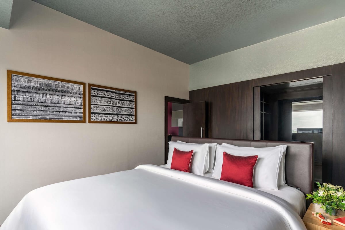 Deluxe Suite - 2 Bedroom - Kitchenette - Large Living area | Premium bedding, pillowtop beds, minibar, in-room safe
