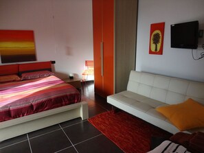 Studio, Kitchenette, Ground Floor | Minibar, in-room safe, individually furnished, blackout drapes
