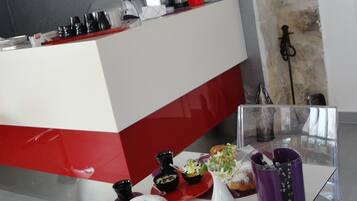 Camera con letto matrimoniale o 2 letti singoli | 1 camera, minibar, una cassaforte in camera, con arredamento individuale