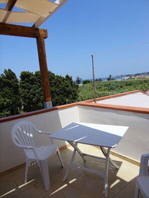 Apartemen, 1 Tempat Tidur Queen dengan tempat tidur Sofa, teras, pemandangan laut | Teras/patio