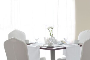 Café da manhã com buffet todos os dias mediante uma taxa