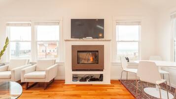 Televisie en een open haard