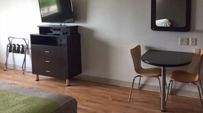 Room - Studio 6 Burleson, TX GA (Burleson)