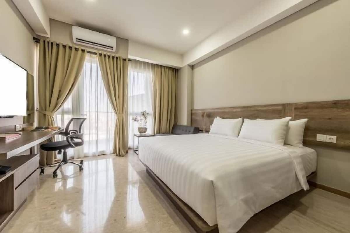 1 bedroom, premium bedding, in-room safe, desk