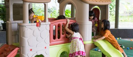 Estructura de juegos infantiles con tobogán y elementos para escalar.
