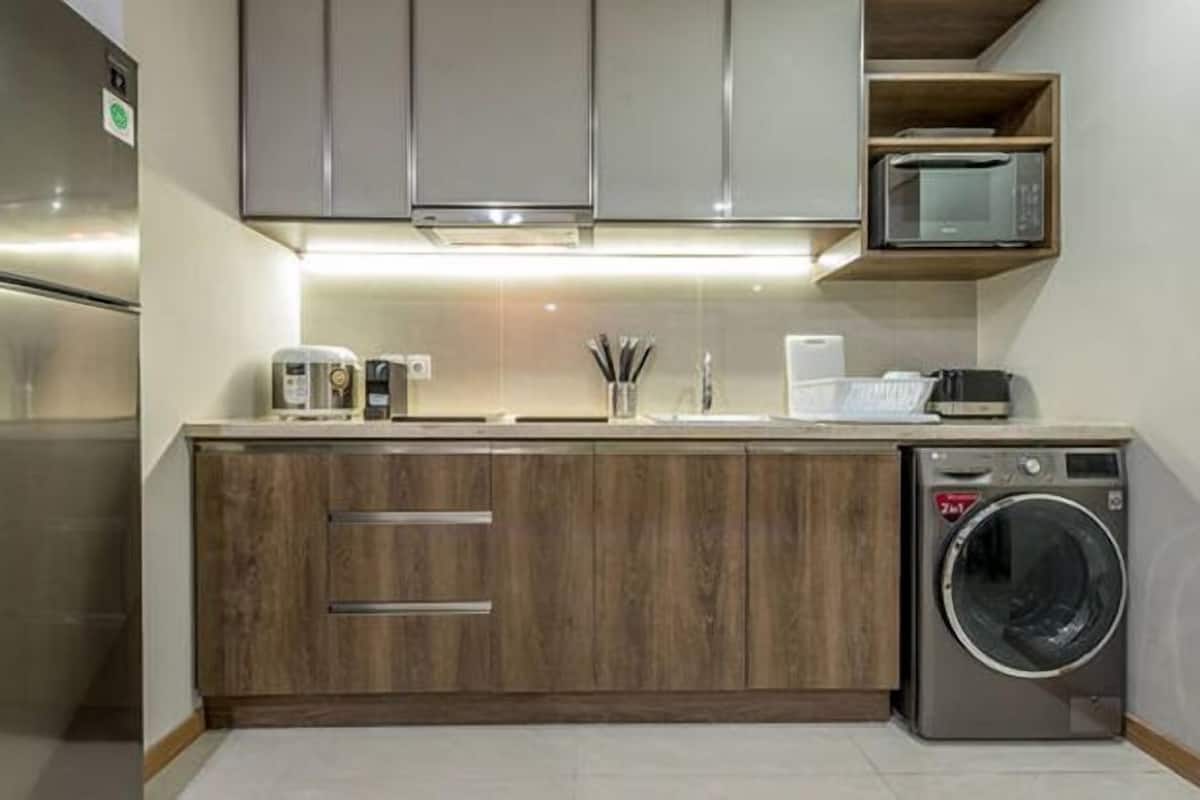Private kitchen | Full-size fridge, microwave, stovetop, dishwasher