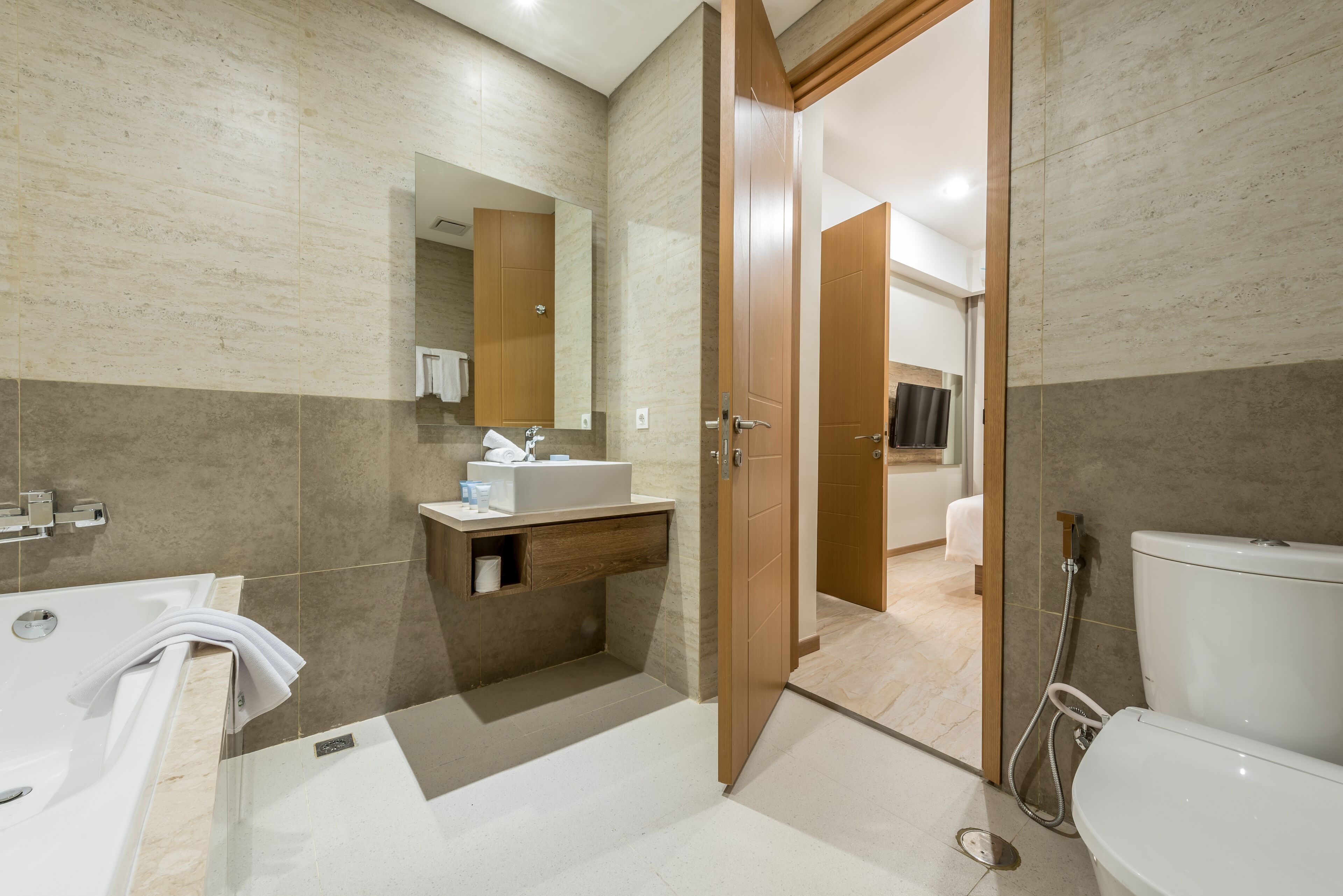 Un baño moderno con bañera, lavamanos e inodoro.