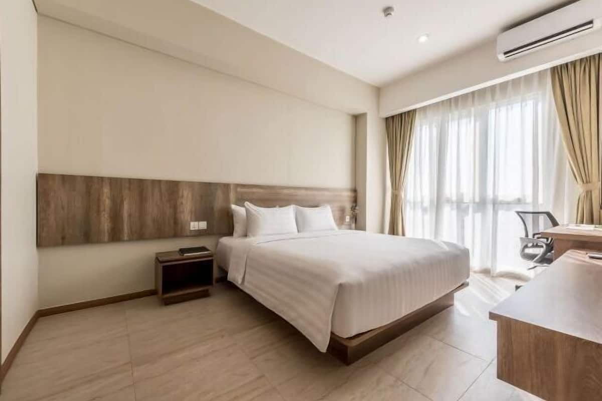 1 bedroom, premium bedding, in-room safe, desk