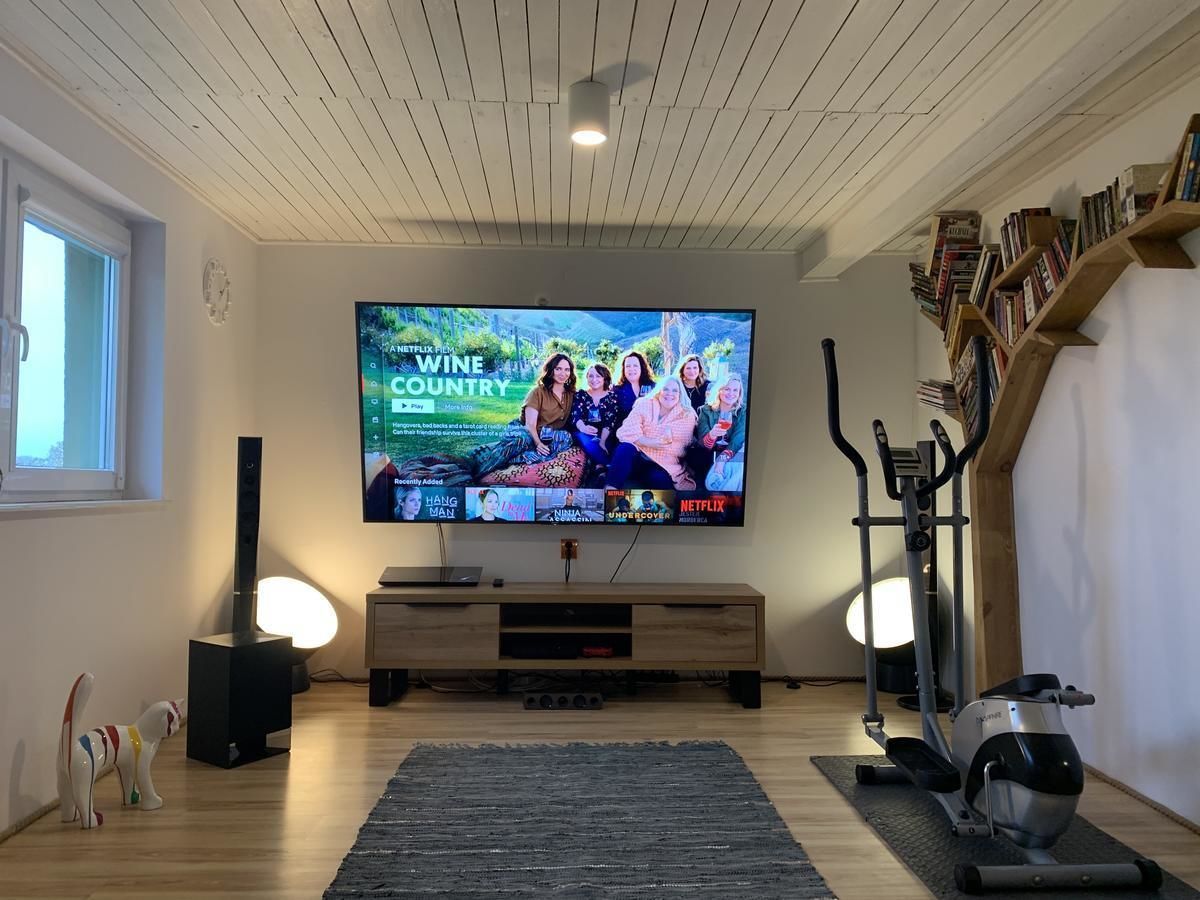 Apartment | Living room | Flat-screen TV