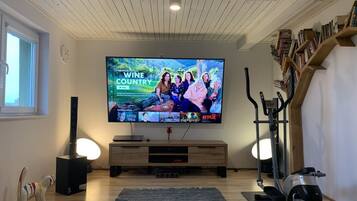 Apartment | Living room | Flat-screen TV