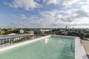 Outdoor pool - Bright Stylish in Barrio Jara (Asunción)