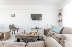 Lägenhet Design | Vardagsrum | 36-tums platt-tv med kabelkanaler och tv