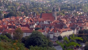 Une ville à l’architecture traditionnelle, avec notamment des maisons à colombages et un imposant beffroi.