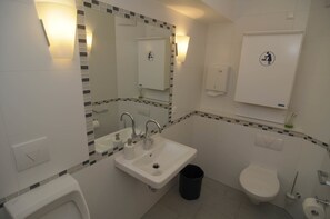 Een douche, gratis toiletartikelen