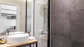 Studio | Bathroom | Shower, rainfall showerhead, free toiletries, hair dryer