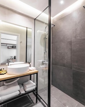 Studio | Badezimmer | Dusche, Regendusche, kostenlose Toilettenartikel, Haartrockner