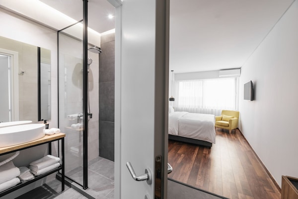 Shower, rainfall showerhead, free toiletries, hair dryer