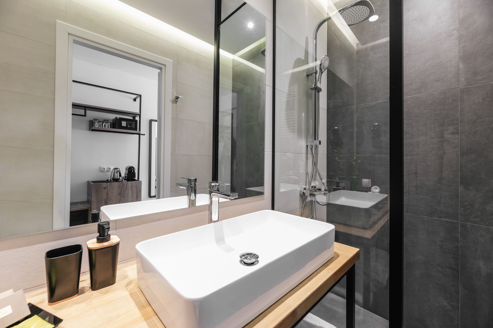 Studio | Bathroom | Shower, rainfall showerhead, free toiletries, hair dryer