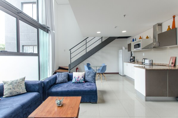 Business-ullakkohuoneisto | Olohuone | 38–tuumainen taulutelevisio, jossa kaapelikanavat