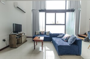 Business-ullakkohuoneisto | Olohuone | 38–tuumainen taulutelevisio, jossa kaapelikanavat