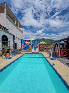 Una piscina al aire libre