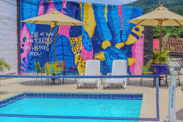 Una piscina al aire libre