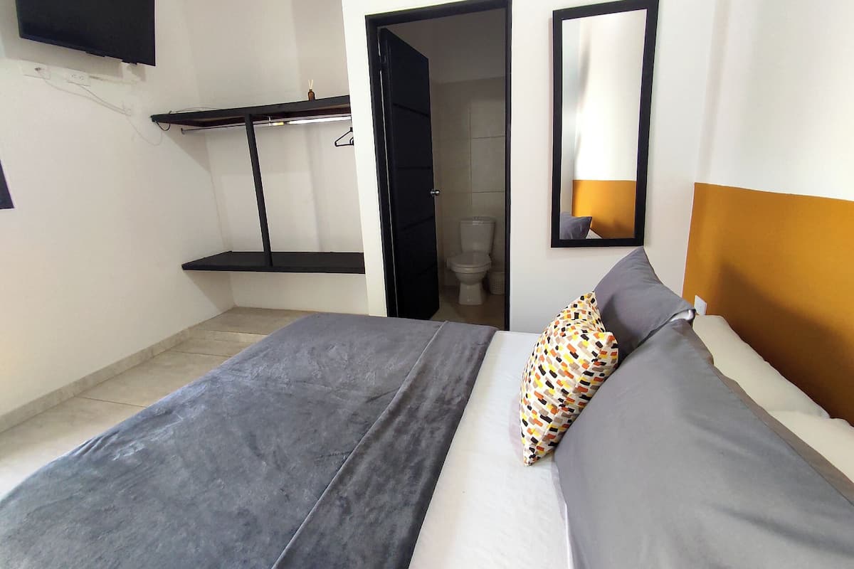 Small Double Room, Private Bathroom | Lydisolert, wi-fi (inkludert) og sengetøy